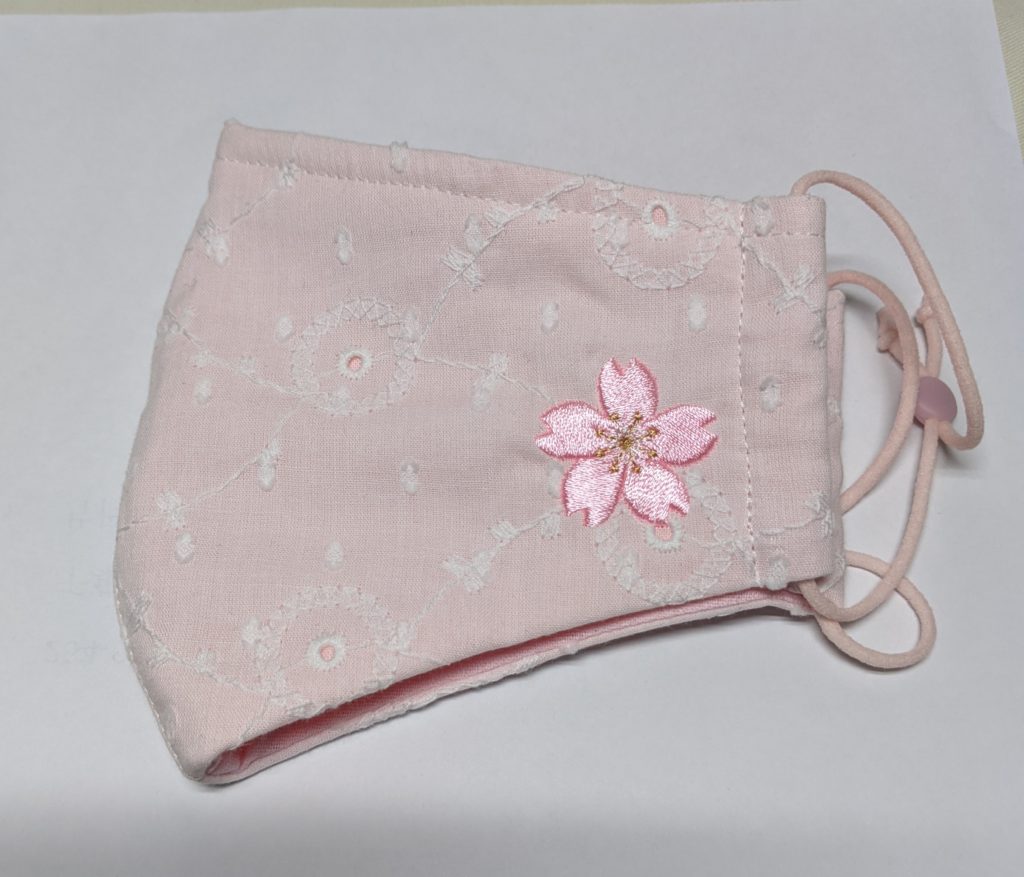 桜の刺繡入りマスク
